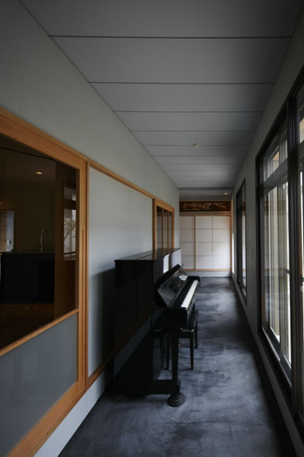 南側の通り土間 asiatisch-wohnzimmer