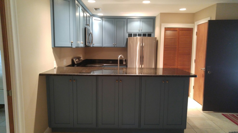 Inspiration for a small modern u-shaped eat-in kitchen in Tampa with shaker cabinets.
