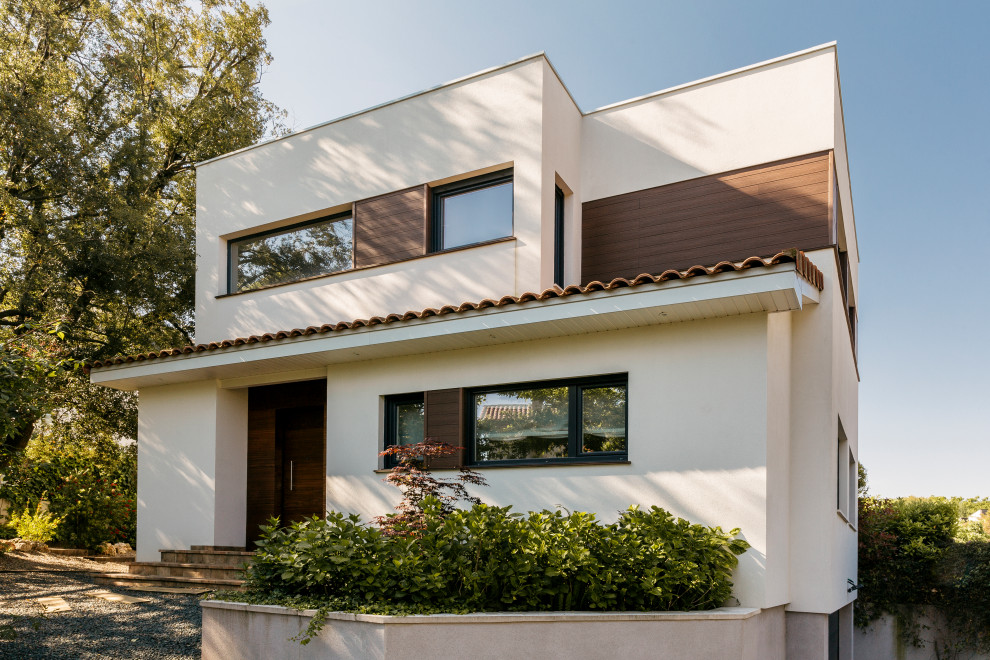 Diseño de fachada de casa blanca y roja mediterránea de tamaño medio de tres plantas con revestimientos combinados, tejado plano, tejado de teja de barro, teja y escaleras