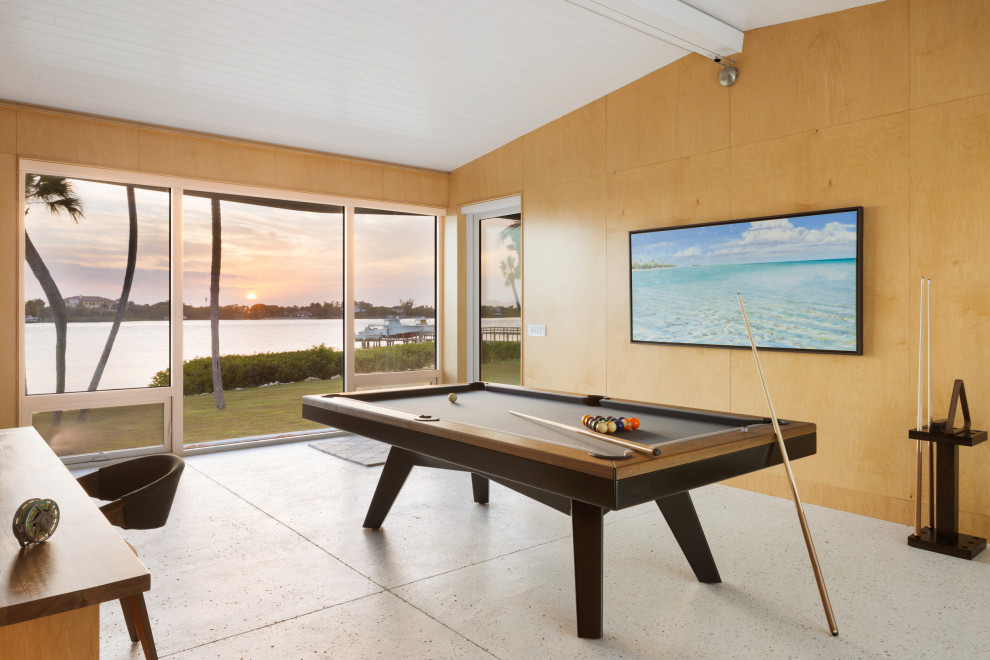 Kleiner Moderner Hobbyraum mit Betonboden, TV-Wand, grauem Boden, Holzdielendecke und Holzwänden in Sonstige