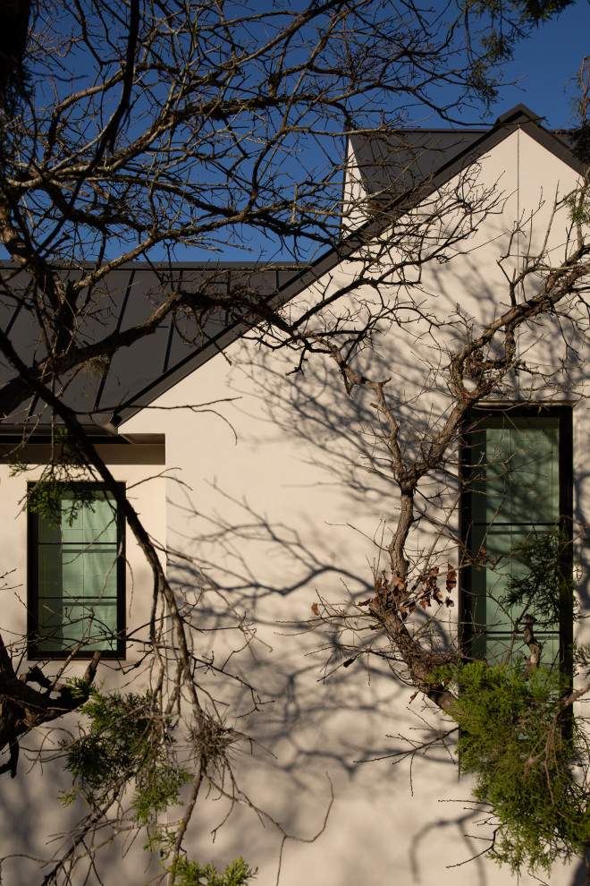 Example of a transitional home design design in Austin