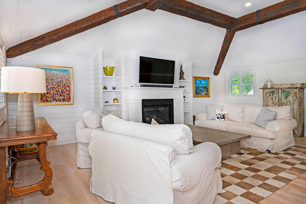 Exemple d'un salon nature de taille moyenne et ouvert avec un mur blanc, parquet clair, une cheminée standard, un manteau de cheminée en bois, un téléviseur fixé au mur, un sol beige, un plafond en lambris de bois et du lambris de bois.