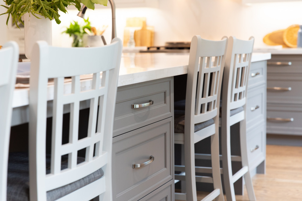 Inspiration for a transitional home design remodel in Toronto