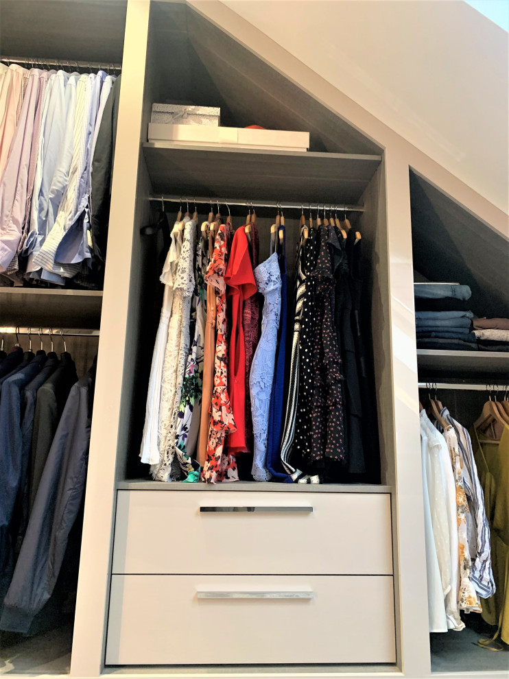 Ejemplo de armario y vestidor actual de tamaño medio con moqueta y suelo gris