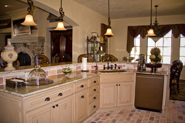 Example of a tuscan home design design in Austin