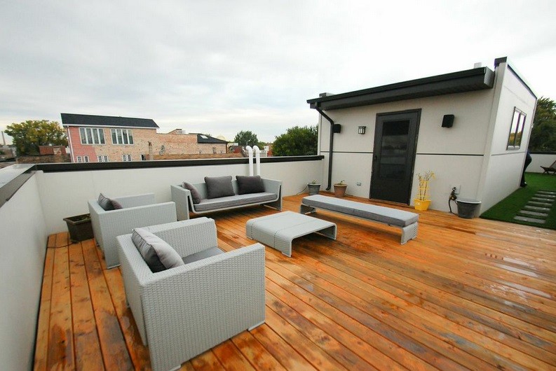 Deck - mid-sized modern rooftop deck idea in Chicago with no cover