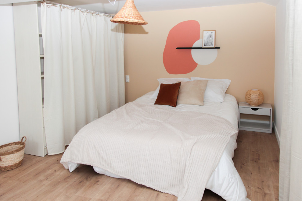 Imagen de dormitorio mediterráneo grande con paredes beige, suelo de madera clara y suelo marrón
