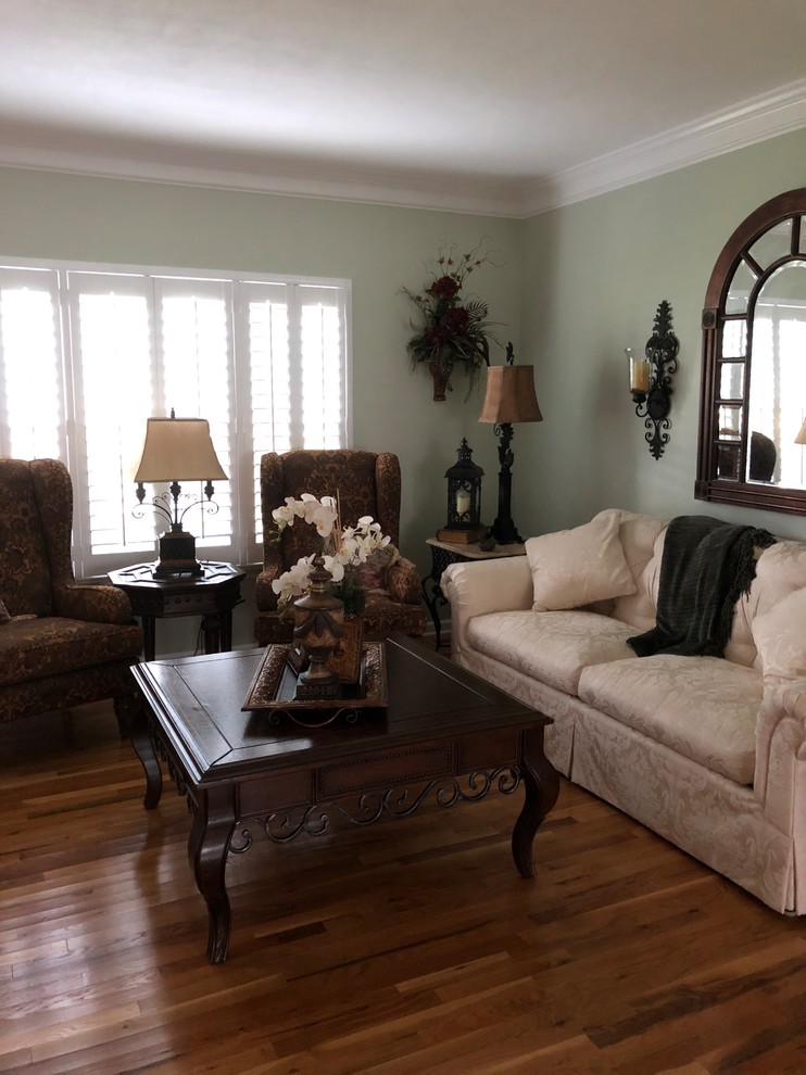 How to decorate a light green Living Room