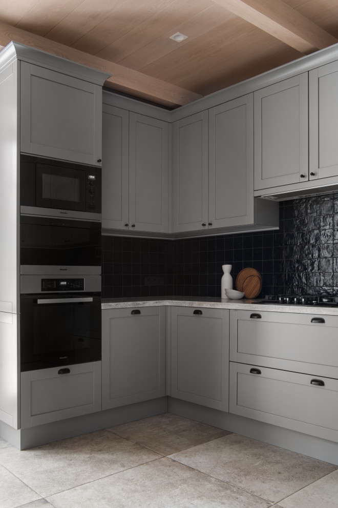 Example of a mid-sized trendy u-shaped porcelain tile, gray floor and wood ceiling eat-in kitchen design in Moscow with an undermount sink, raised-panel cabinets, gray cabinets, quartz countertops, black backsplash, ceramic backsplash, black appliances and white countertops