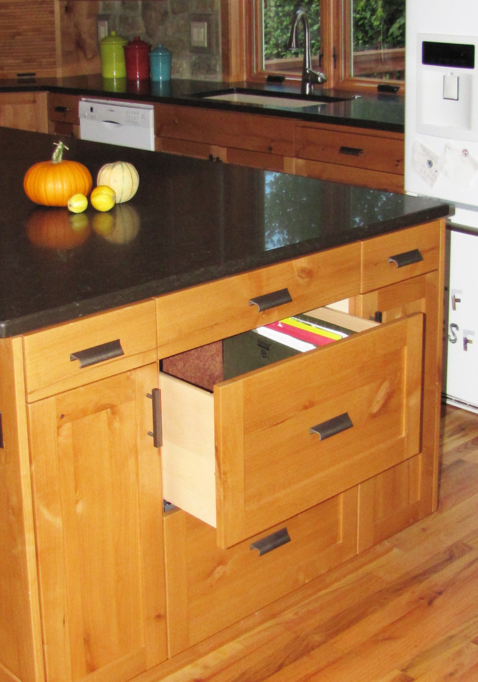 Example of a large mountain style u-shaped medium tone wood floor open concept kitchen design with an undermount sink, shaker cabinets, medium tone wood cabinets, quartzite countertops, gray backsplash, stone tile backsplash and an island