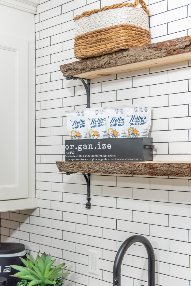 Home design - transitional home design idea in Toronto