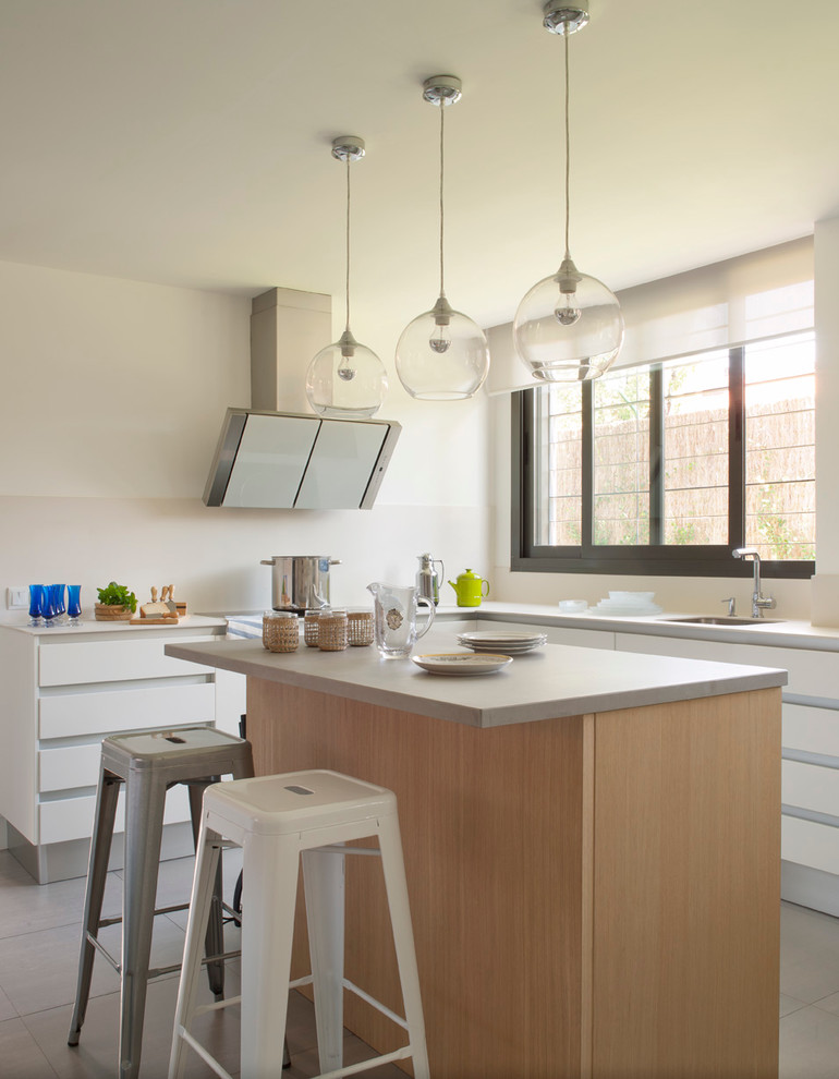 Mid-sized eclectic l-shaped separate kitchen in Madrid with a single-bowl sink, flat-panel cabinets, white cabinets, beige splashback, with island, solid surface benchtops, ceramic floors and grey benchtop.