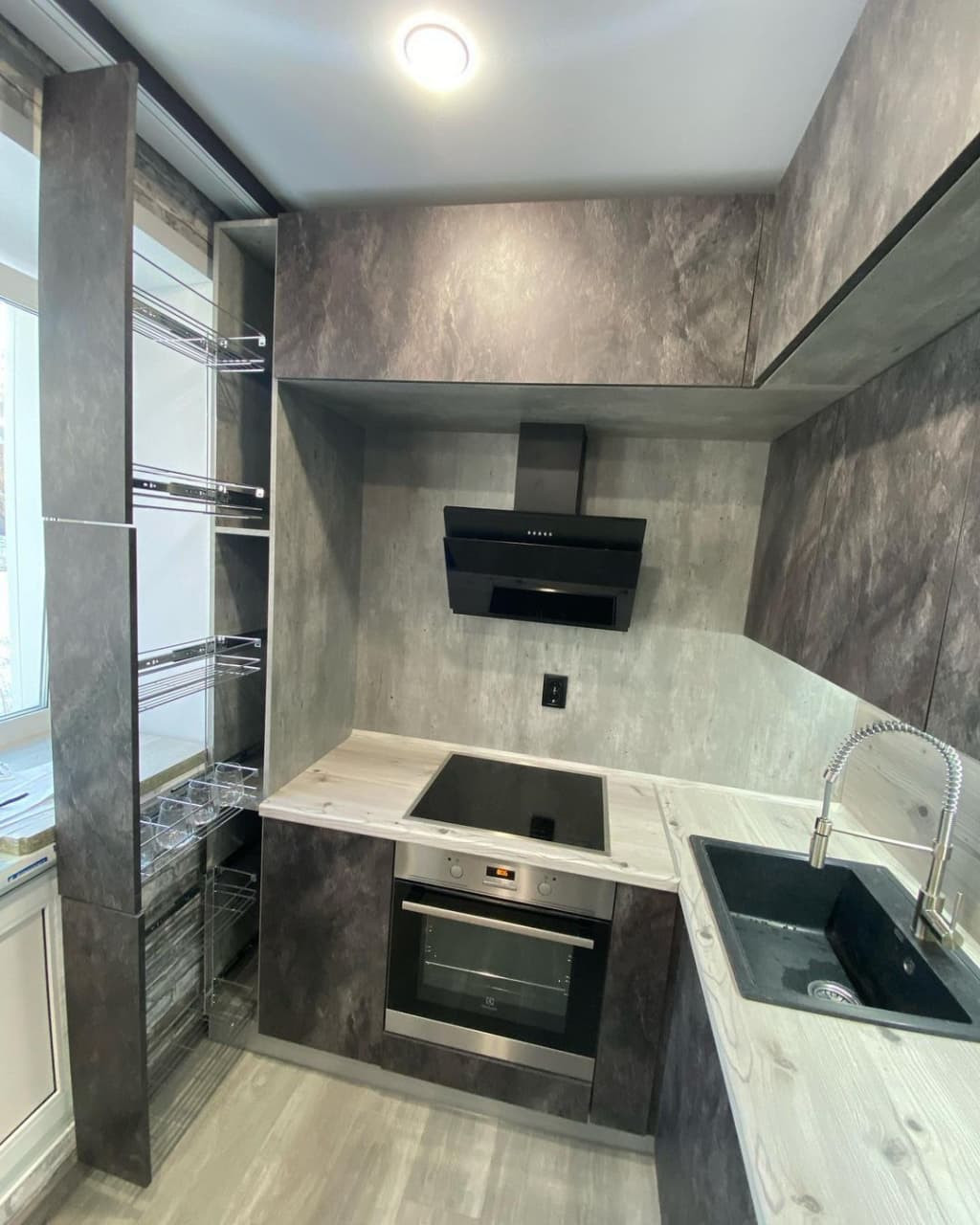 Встроенная черная угловая кухня в стиле лофт с бутылочницей