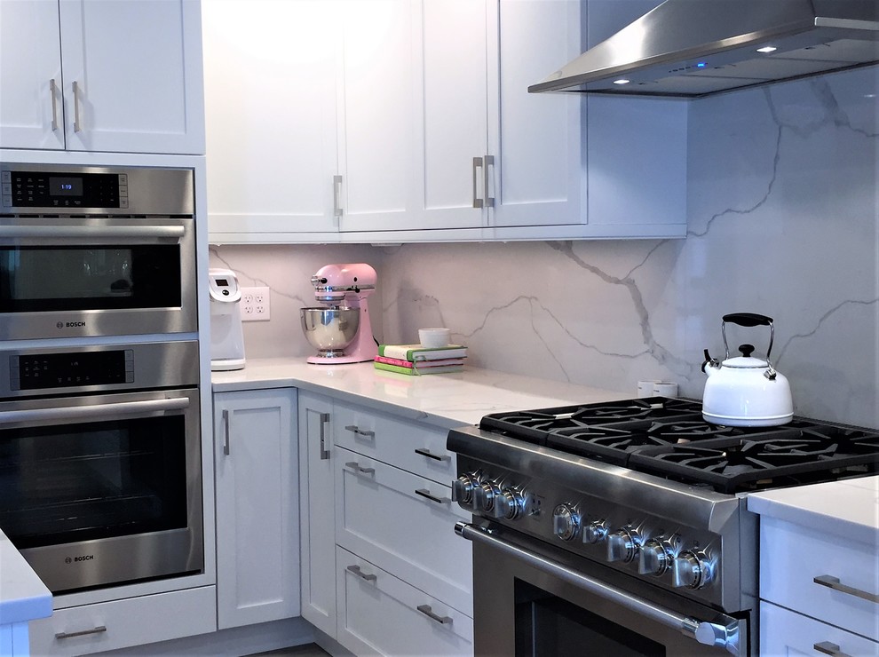 Kitchen - transitional kitchen idea in New York