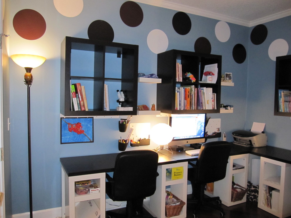 Photo of a modern home office in Jacksonville.