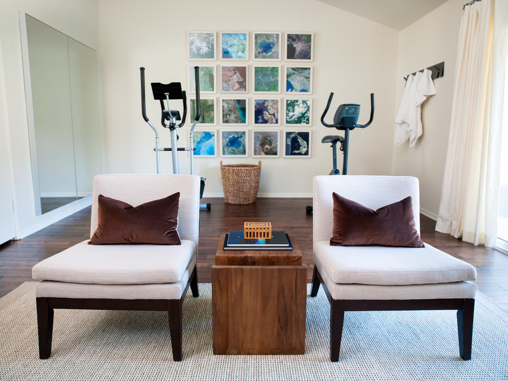 Design ideas for a contemporary home gym in Los Angeles.