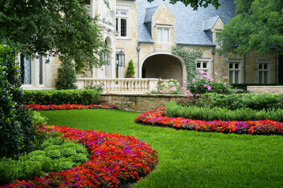 Inspiration for a traditional garden in Dallas.