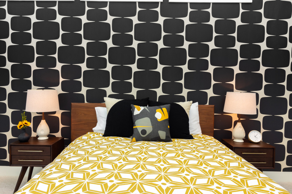 デトロイトにある広いミッドセンチュリースタイルのおしゃれな客用寝室 (白い壁、カーペット敷き、白い床、三角天井、壁紙) のレイアウト