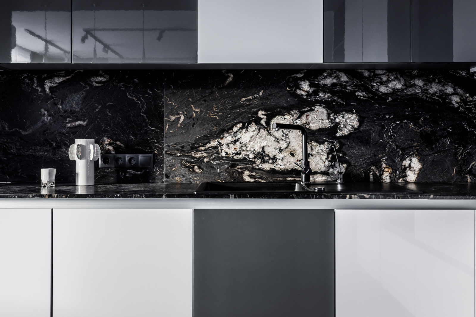 4-х комнатная квартира с черно-белой геометрией