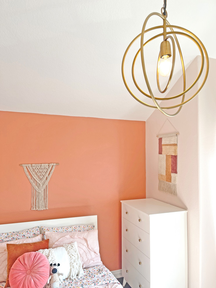Inredning av ett modernt mellanstort flickrum kombinerat med sovrum och för 4-10-åringar, med orange väggar, mörkt trägolv och brunt golv