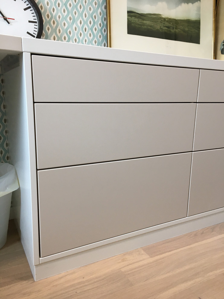 Mittelgroßes Modernes Arbeitszimmer mit Arbeitsplatz, grüner Wandfarbe, braunem Holzboden, Einbau-Schreibtisch, braunem Boden und Tapetenwänden in Stuttgart