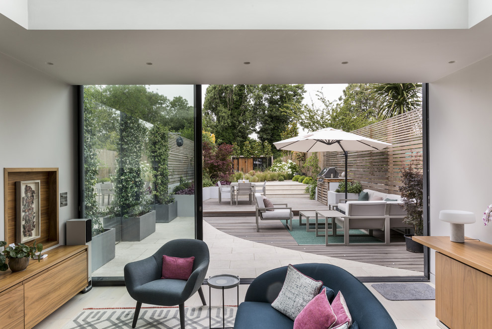 This is an example of a mid-sized contemporary garden in London.
