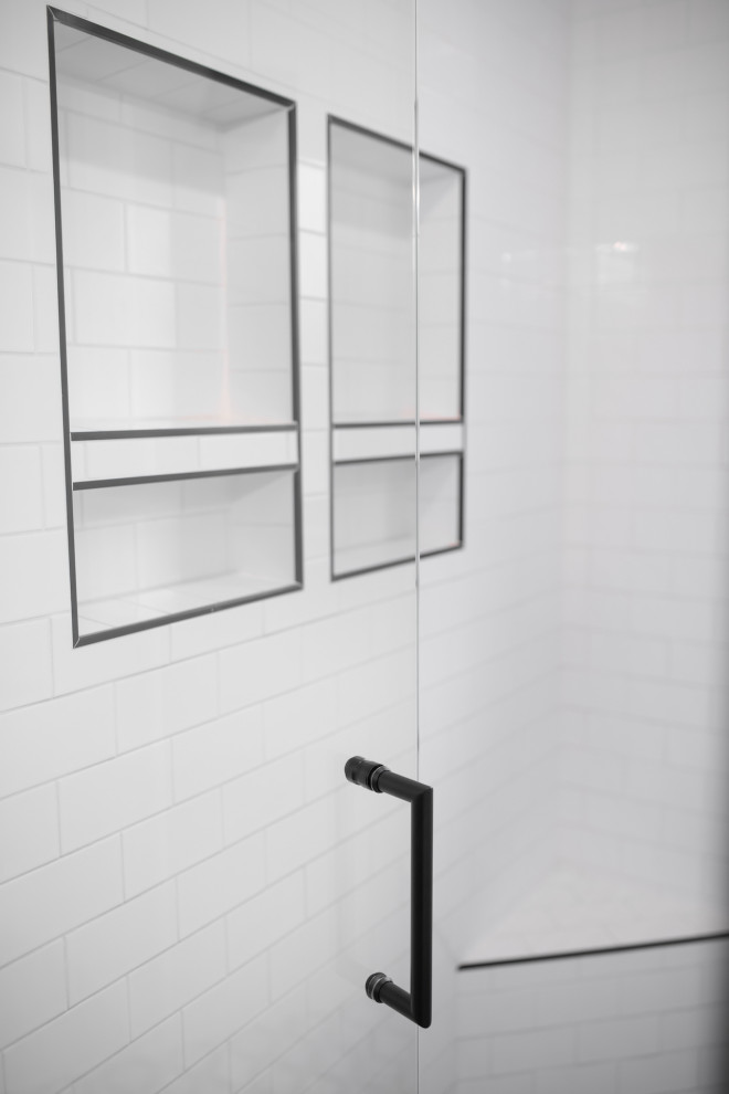 Idee per una stanza da bagno con piastrelle bianche, piastrelle diamantate, porta doccia a battente e nicchia