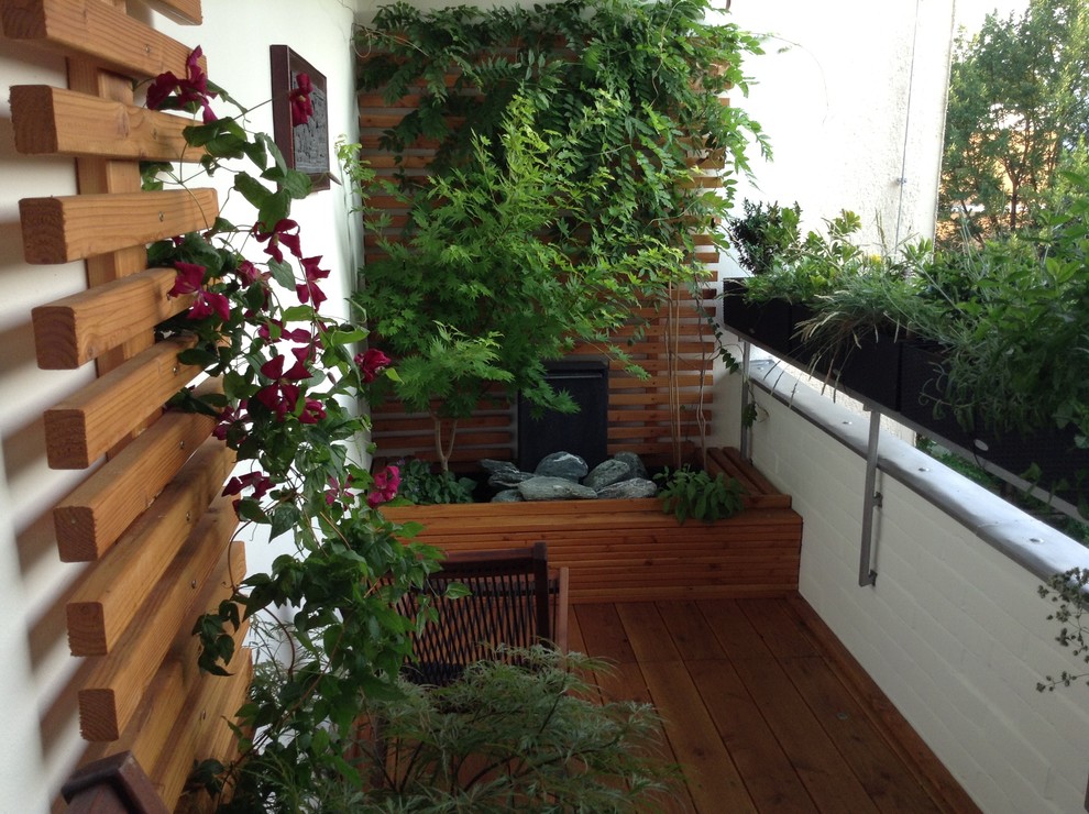 Inspiration for a small asian side yard deck in Berlin with a vertical garden.