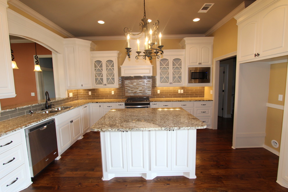 Kitchen - mid-sized kitchen idea in Jackson