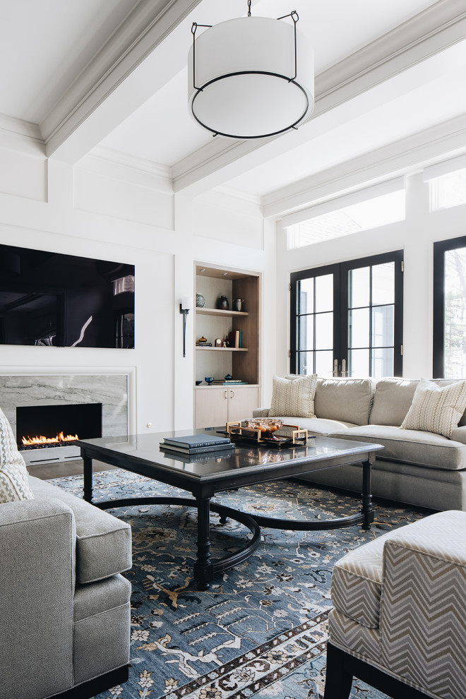Offenes Klassisches Wohnzimmer mit weißer Wandfarbe, Kamin, Kaminumrandung aus Stein, TV-Wand und freigelegten Dachbalken in Chicago