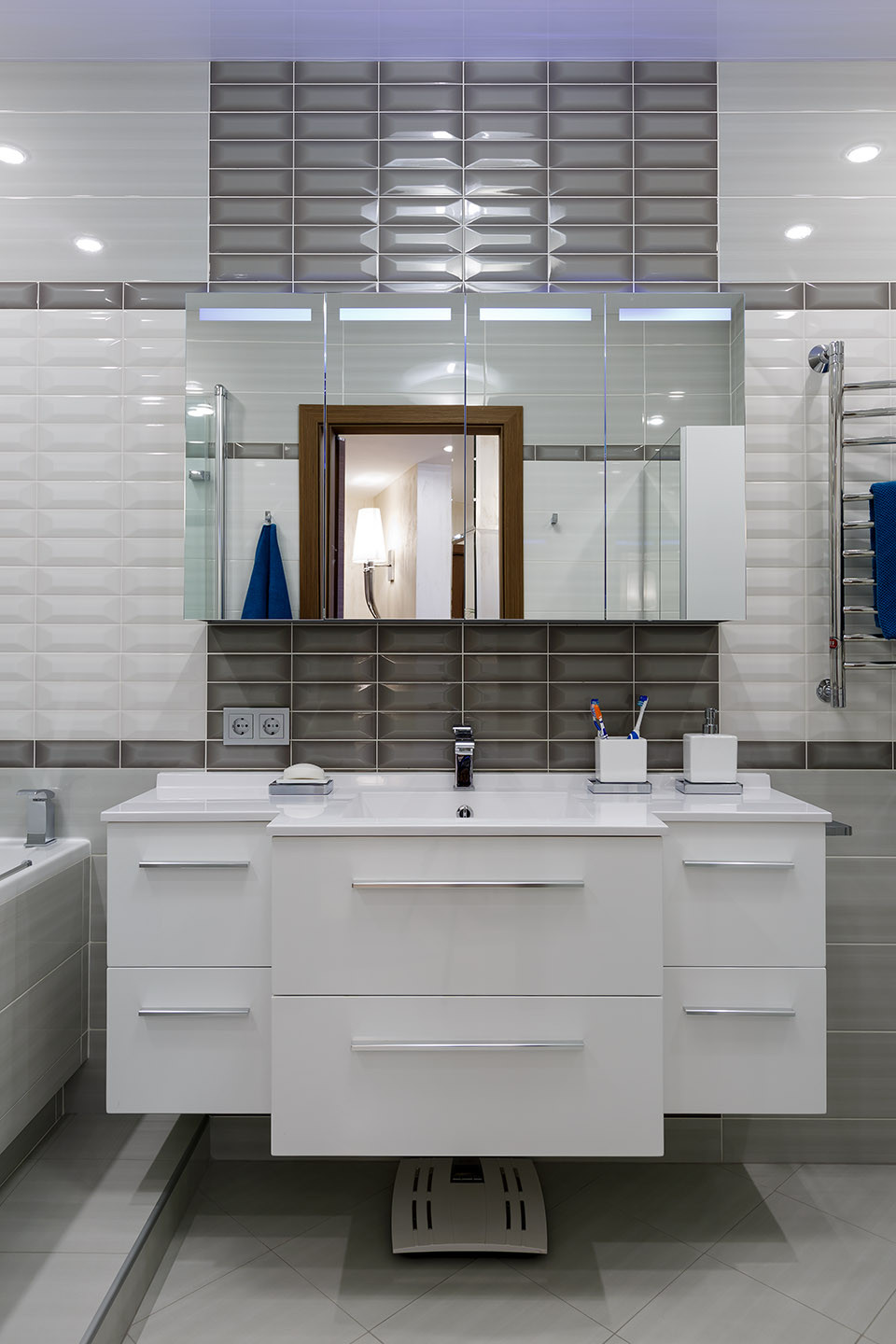 "Вокруг зеркальной колонны"