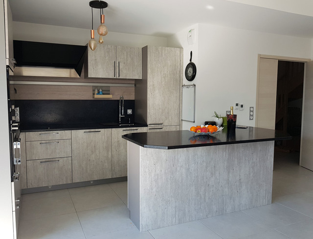 Cuisine en bois, b&eacute;ton et granit industrial-kitchen