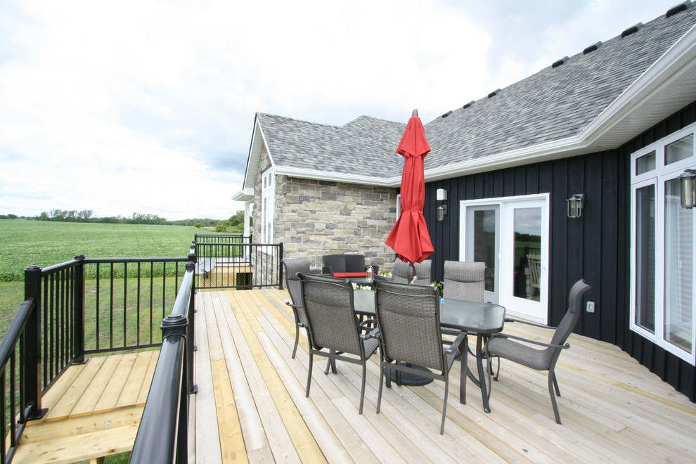 Inspiration for a mid-sized transitional one-story and backyard wood black deck remodel in Toronto with no cover