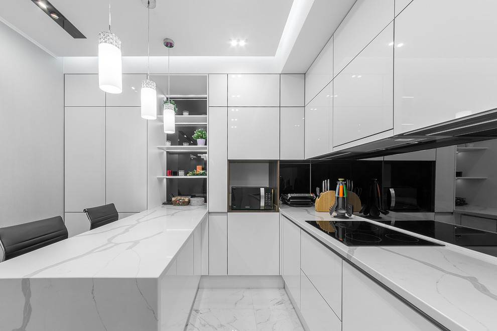 Стильный дизайн: отдельная кухня среднего размера с плоскими фасадами, белыми фасадами и островом - последний тренд