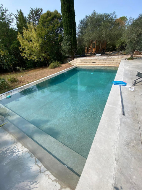piscine a d&eacute;bordement contemporaneo-piscina