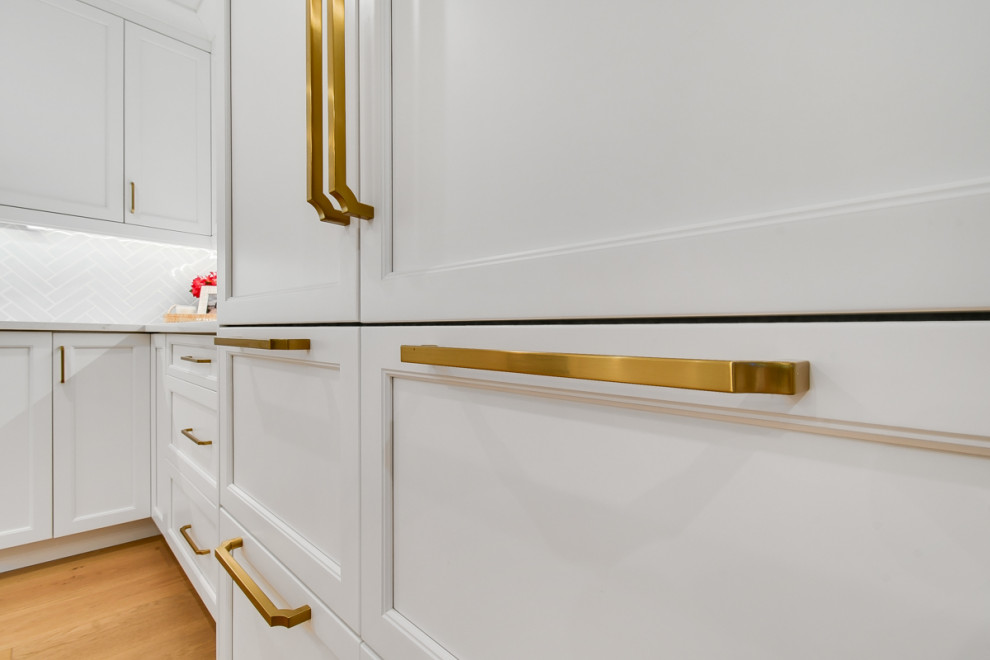 Transitional kitchen photo in Miami