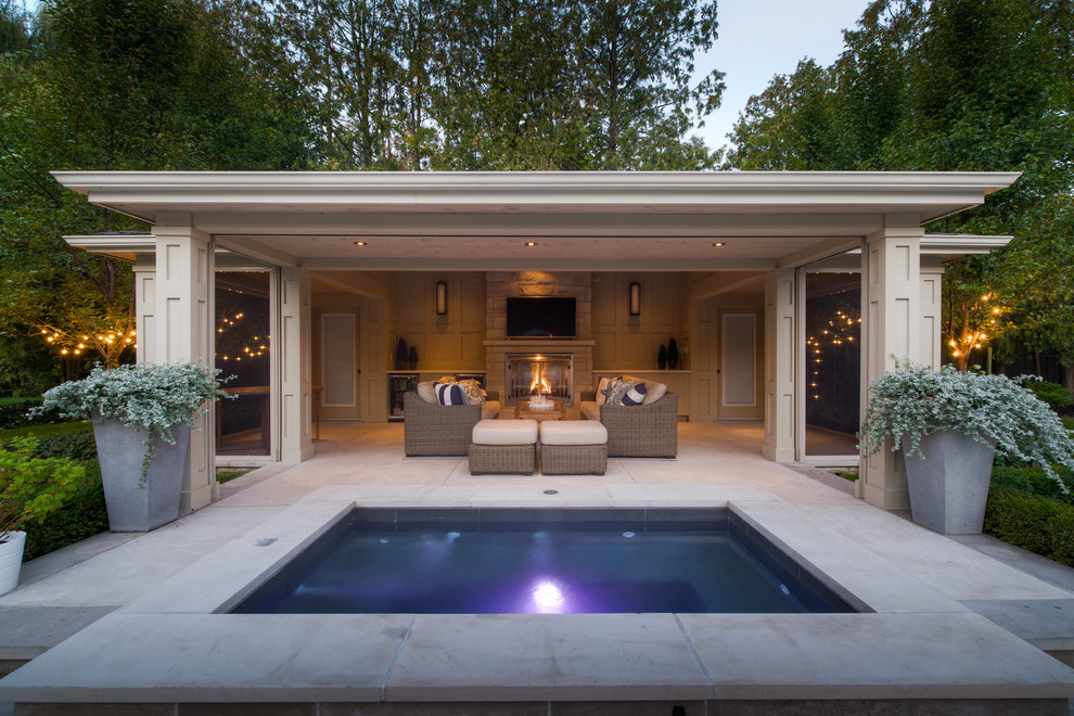 Transitional pool photo in Toronto