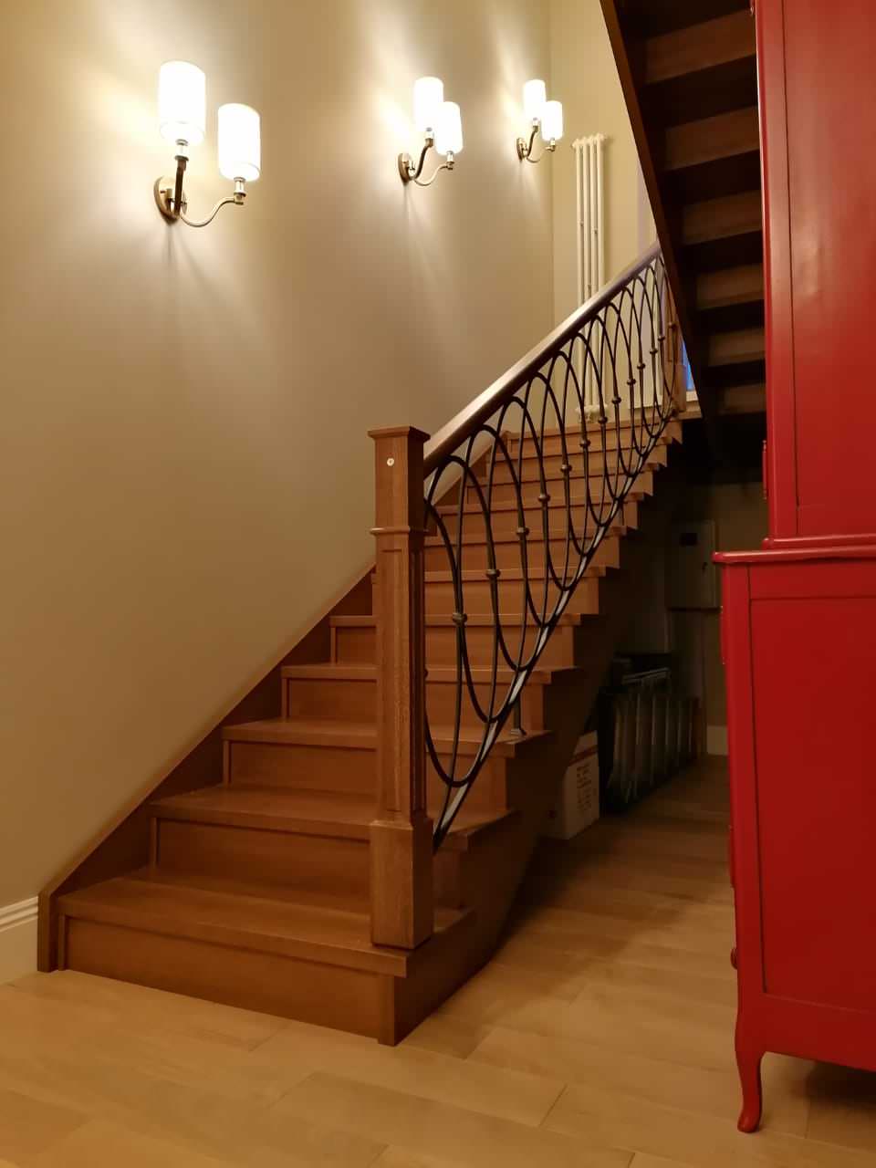 Дубовая лестница с кованным ограждениемдере