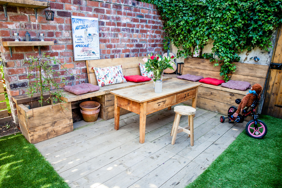 Design ideas for a mid-sized traditional backyard garden in Glasgow with decking.