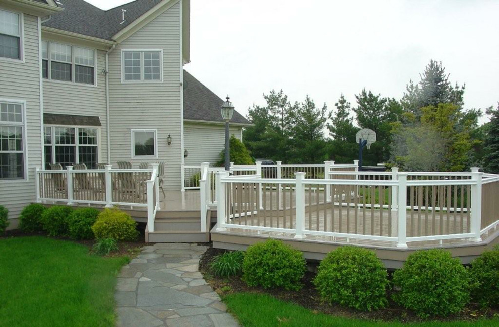 Inspiration for a traditional deck in Newark.