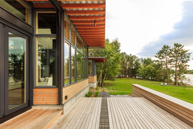 Box Camp moderno-terraza-y-balcon