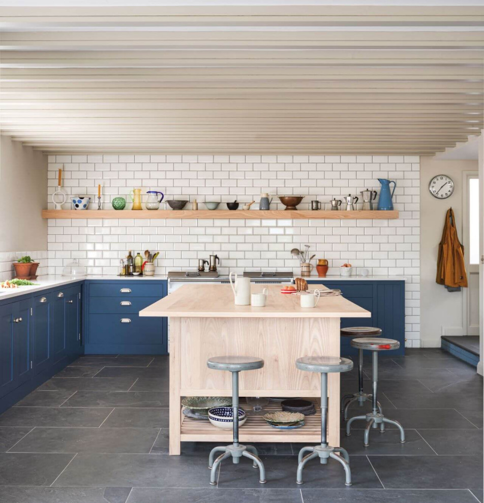 Foto på ett stort lantligt kök, med skåp i shakerstil, blå skåp och en köksö