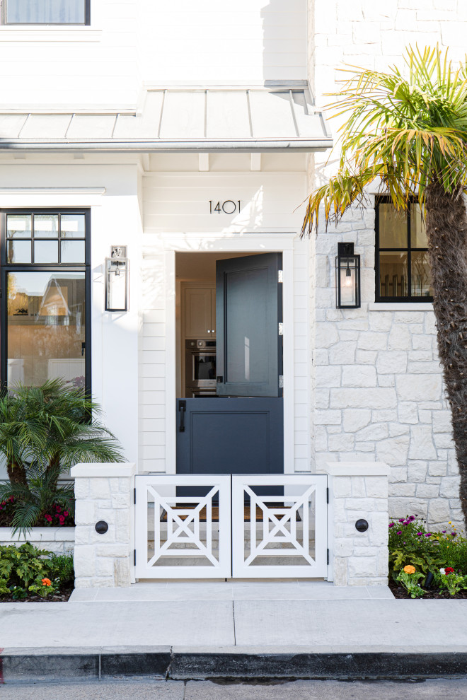 Example of a transitional entryway design in Orange County