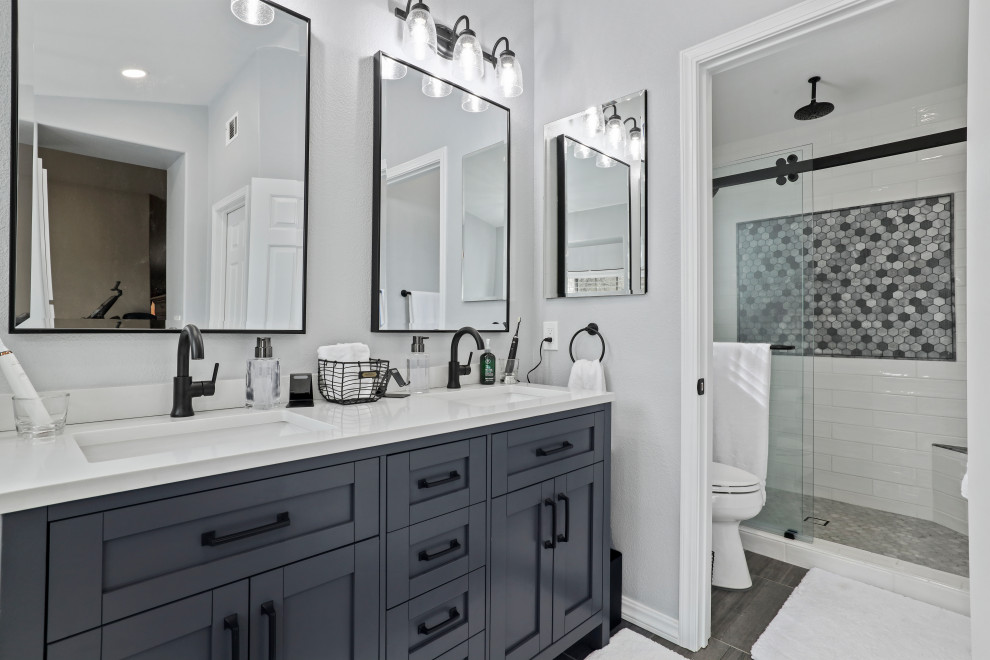 Bild på ett funkis vit vitt en-suite badrum, med grå skåp, ett fristående badkar, en hörndusch, flerfärgad kakel, keramikplattor, grå väggar, klinkergolv i porslin, ett undermonterad handfat, marmorbänkskiva, brunt golv och dusch med gångjärnsdörr