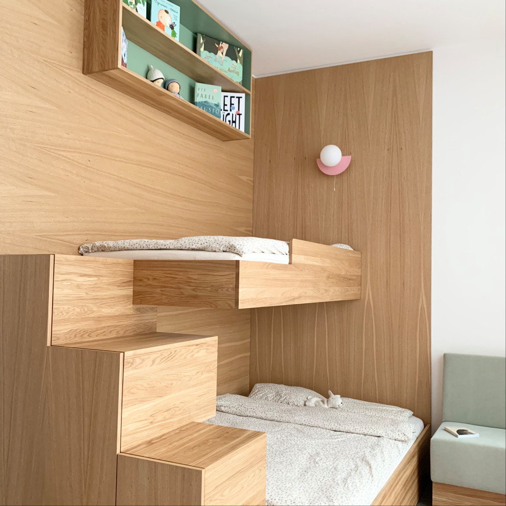 Kleines Modernes Mädchenzimmer mit Spielecke, weißer Wandfarbe, Betonboden, grauem Boden und Holzwänden in Berlin