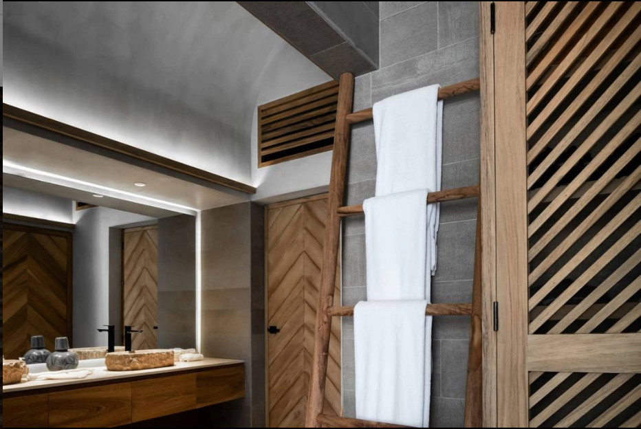 Idéer för stora medelhavsstil beige en-suite badrum, med möbel-liknande, skåp i mellenmörkt trä, en öppen dusch, en vägghängd toalettstol, grå kakel, keramikplattor, grå väggar, klinkergolv i keramik, ett undermonterad handfat, marmorbänkskiva, grått golv och med dusch som är öppen