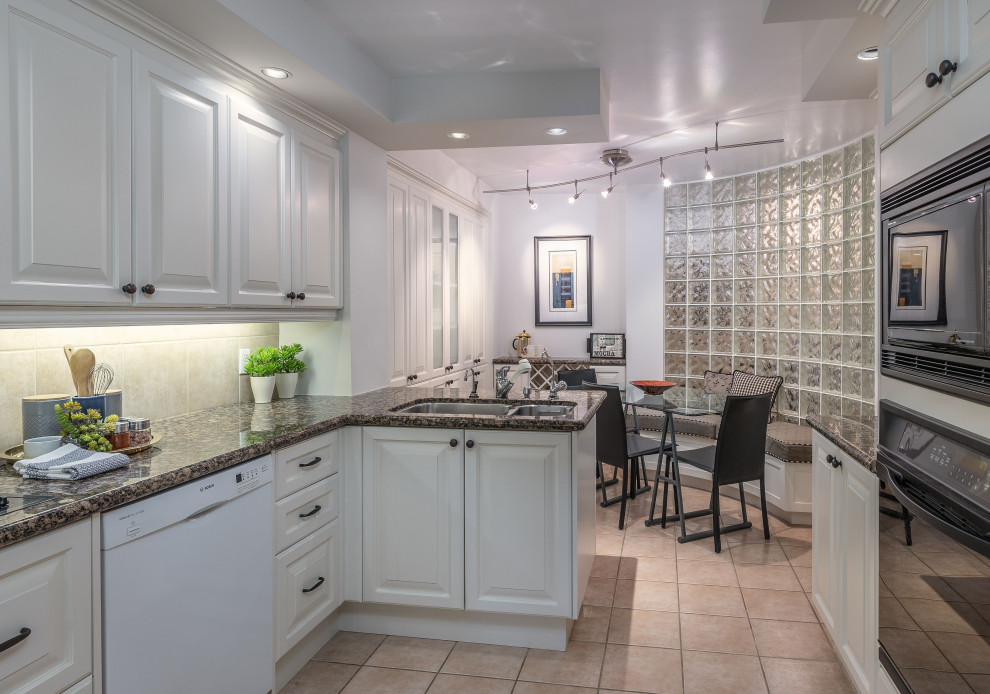 Transitional kitchen photo in Toronto
