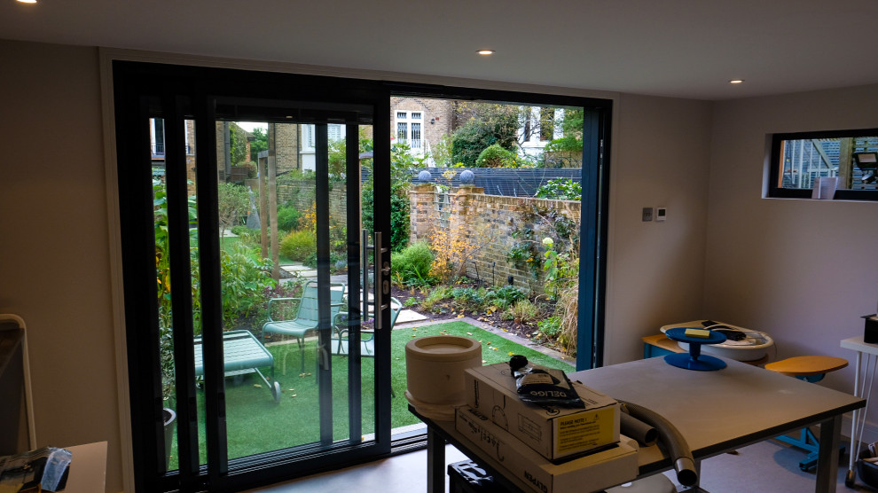 Freistehendes, Mittelgroßes Modernes Gartenhaus als Arbeitsplatz, Studio oder Werkraum in Surrey