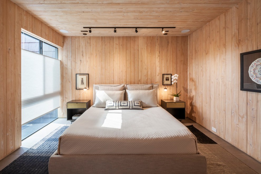 Пример оригинального дизайна: гостевая спальня среднего размера, (комната для гостей) в современном стиле с коричневыми стенами, бетонным полом, серым полом, деревянным потолком, панелями на части стены и тюлем