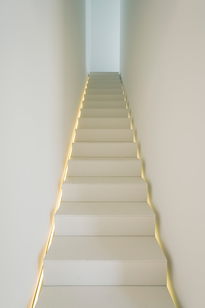 This is an example of an expansive modern straight staircase in Berlin.
